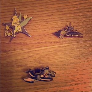 COLLECTIBLE DISNEY PINS